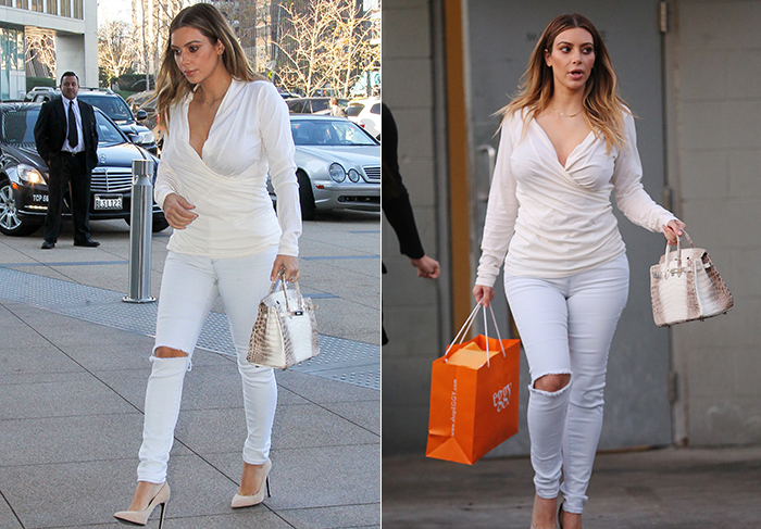 Kim Kardashian passeia com look apertadinho evidenciando suas curvas