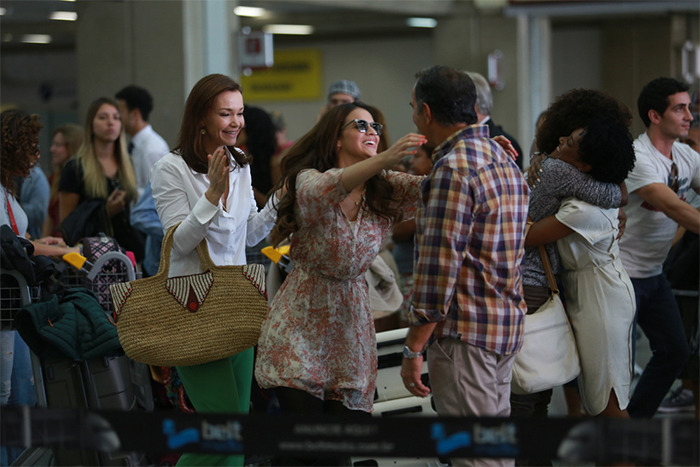 Bruna Marquezine grava nova novela global em aeroporto no Rio