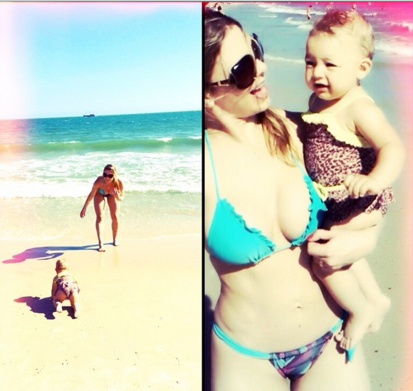 Sheila Mello curte praia com a filha Brenda