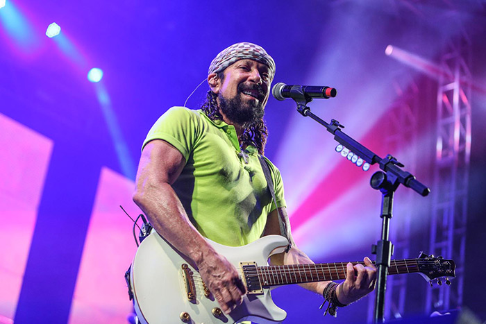 Fernanda Paes Leme mostra a boa forma em show no Guarujá