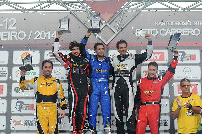 Rafael Cardoso, Marcos Pasquin e Caio Castro sobem o pódio de corrida