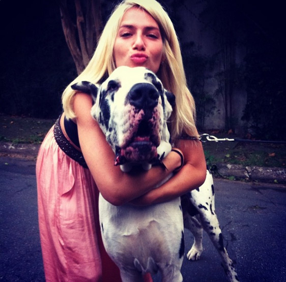 Giovanna Ewbank posa agarrada com cachorro enorme