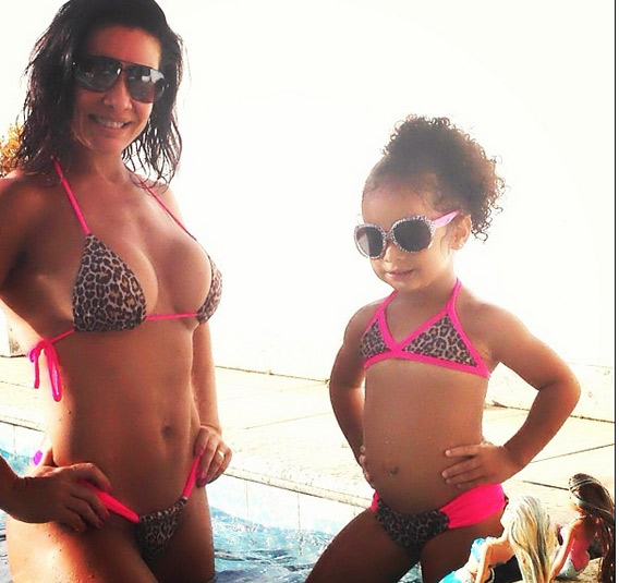 Scheila Carvalho e a filha curtem piscina com biquínis iguais