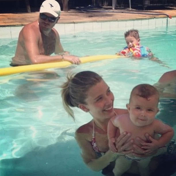 Debby Lagranha se refresca na piscina com a filha