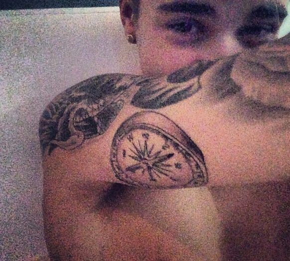 Justin Bieber mostra suas novas tatuagens