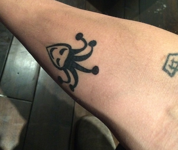 Justin Bieber mostra suas novas tatuagens