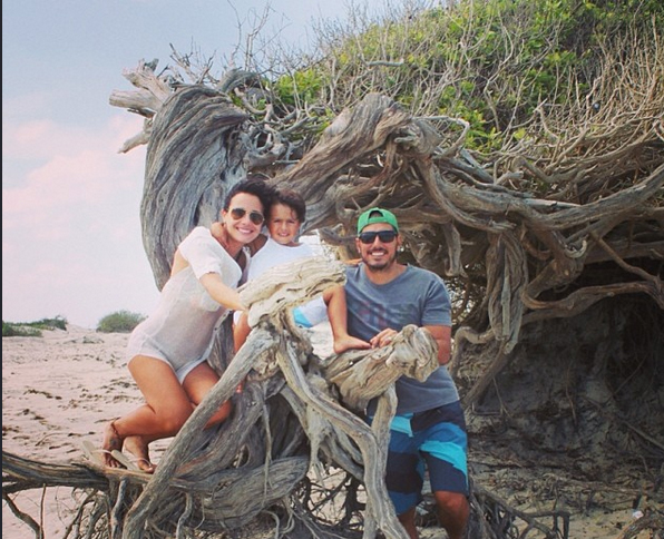 Juliana Knust curte férias com a famíília em praia do Ceará