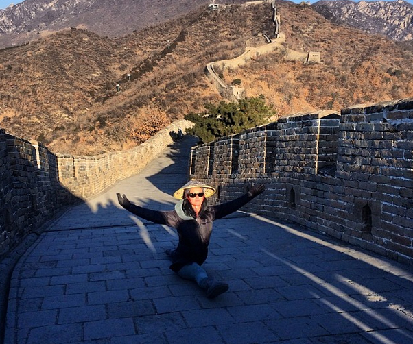 Katy Perry mostra elasticidade em foto na Muralha da China