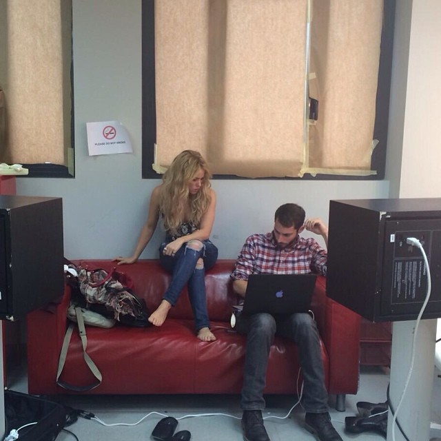 Shakira trabalha com seu engenheiro sonoplasta durante ensaio