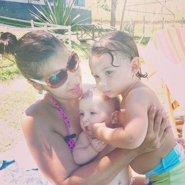 Priscila Pires leva os filhos para brincar na piscina