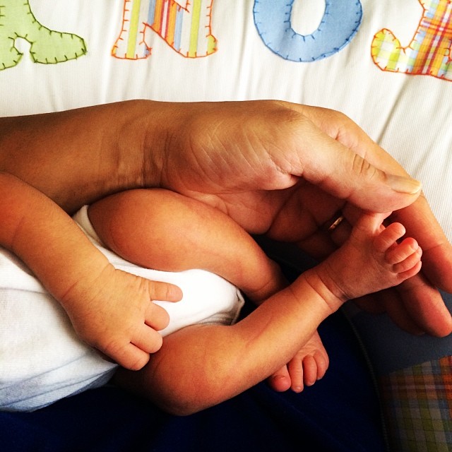 Luciana Mello mostra o filho recém-nascido em foto de família