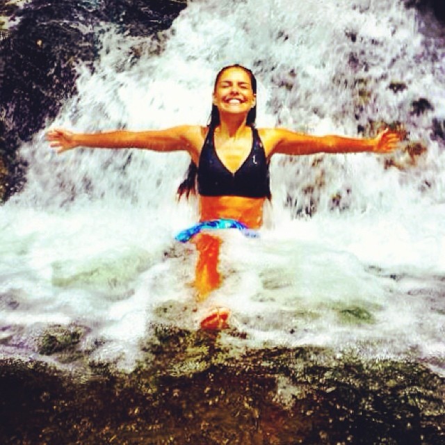 Paloma Bernardi toma banho em cachoeira de Campos do Jordão