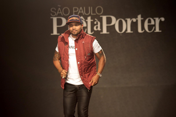 Naldo Benny visita feira de moda em São Paulo