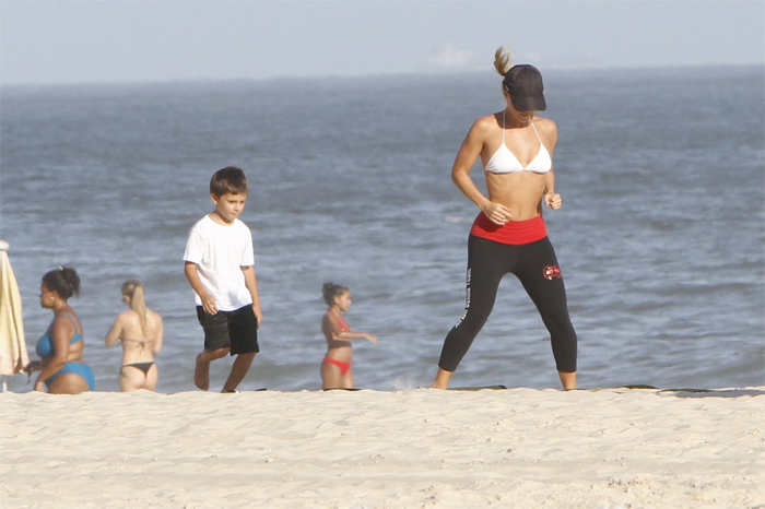 Carolina Dieckmann vai à praia acompanhada do filho mais novo