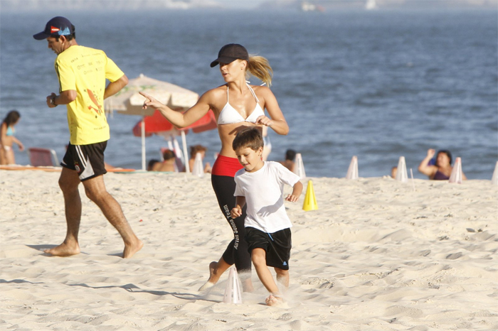 Carolina Dieckmann vai à praia acompanhada do filho mais novo