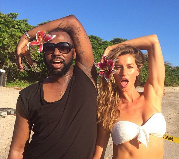 Gisele Bündchen faz graça com stylist durante ensaio na praia