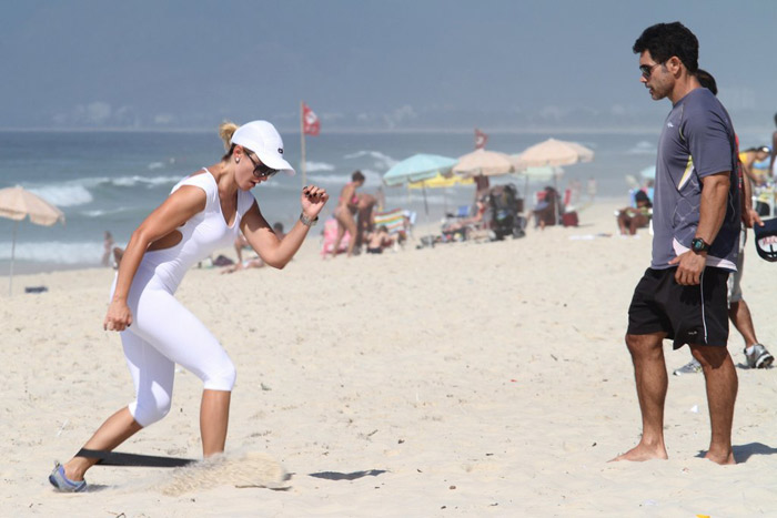 Antônia Fontenelle treina com personal na praia da Barra da Tijuca