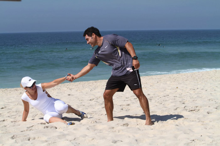 Antônia Fontenelle treina com personal na praia da Barra da Tijuca