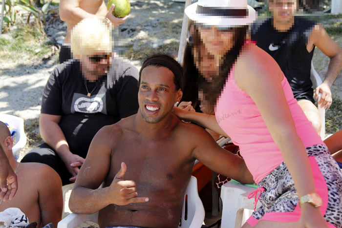 Ronaldinho Gáucho se diverte jogando futevôlei no Rio
