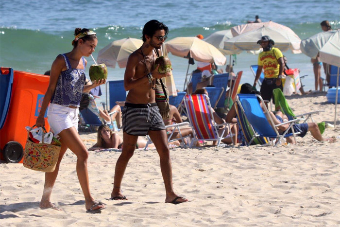 Sophie Charlotte mostra a boa forma ao curtir praia com amigos