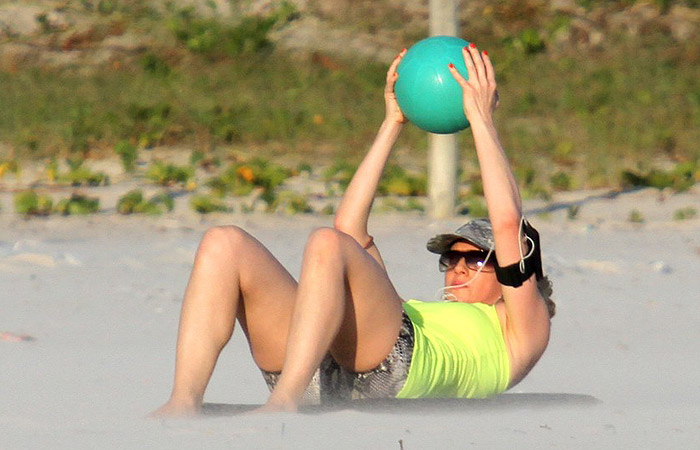 Letícia Spiller se dedica à malhação na areia da praia