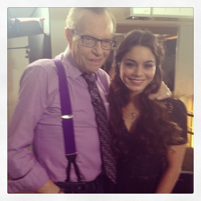 Vanessa Hudgens tieta Larry King nas redes sociais