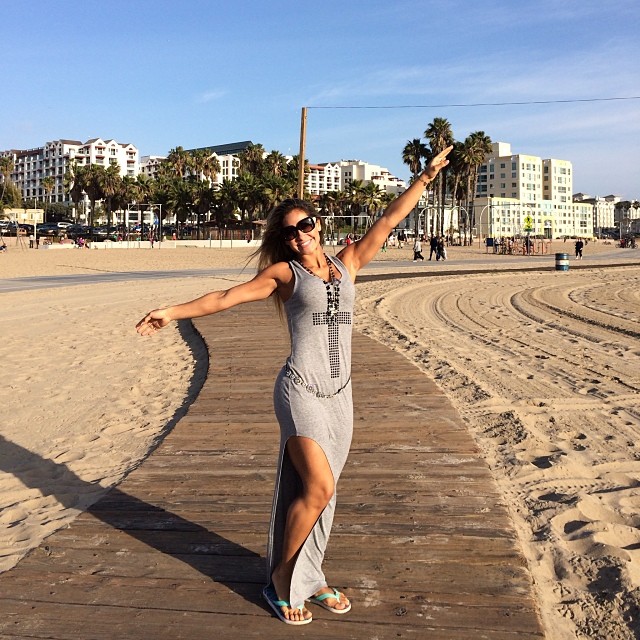 Mayra Cardi caminha por praia na Califórnia