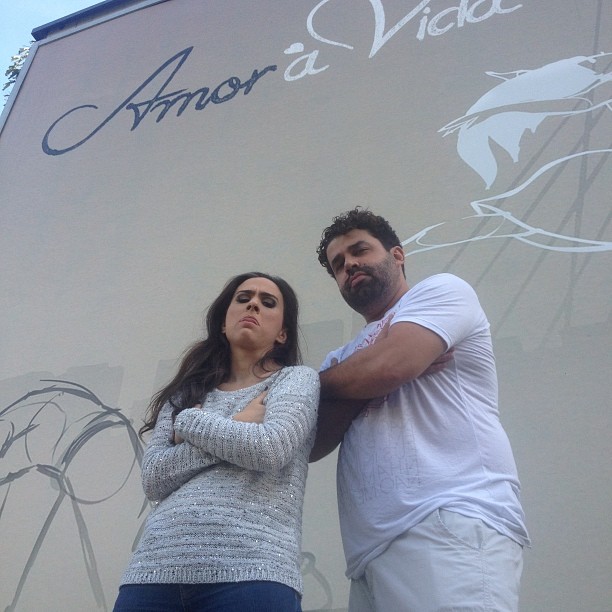 Tatá Werneck e Marcelo Flores posam juntos em frente aos estúdios de Amor à Vida