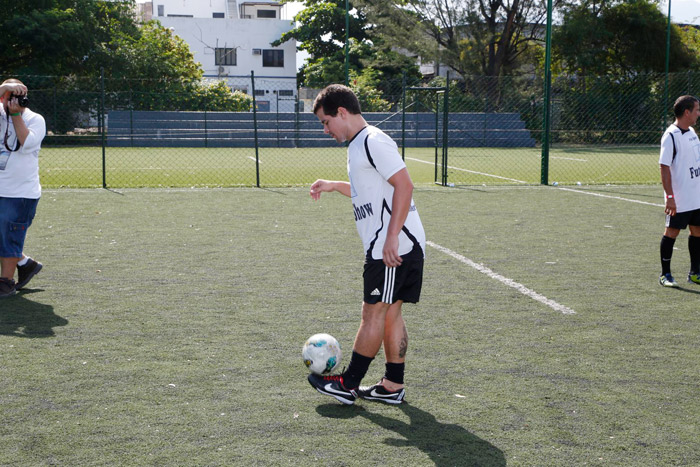 Thiago Martins domina a bola