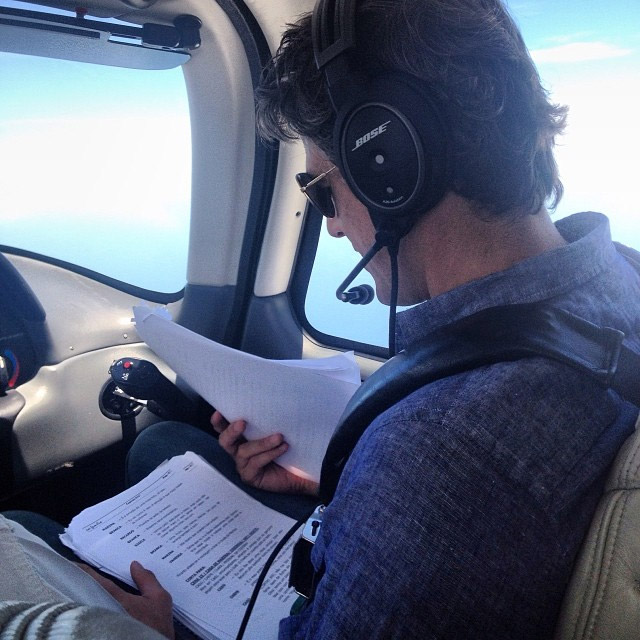 Reynaldo Gianecchini estuda texto durante voo