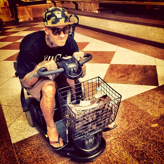 Mateus Verdelho brinca com carrinho de passear em shopping