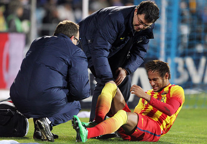 Neymar sente o tornozelo