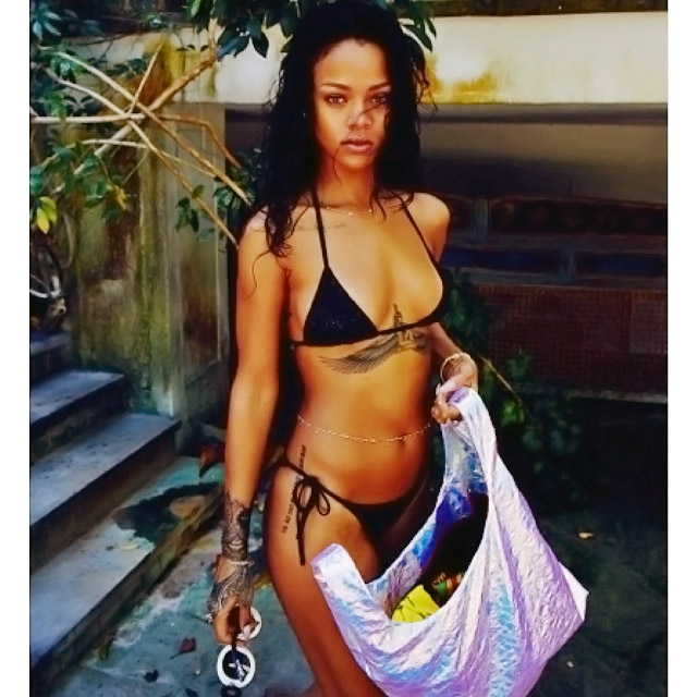 Rihann aposta foto de biquíni e sacola de praia