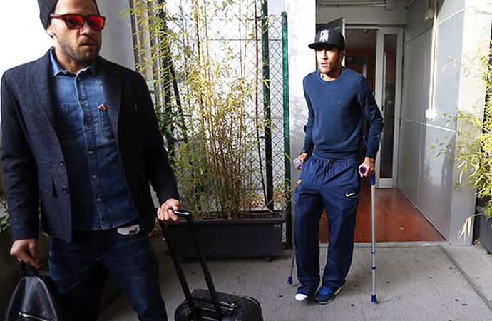 Após lesão no tornozelo, Neymar usa muletas