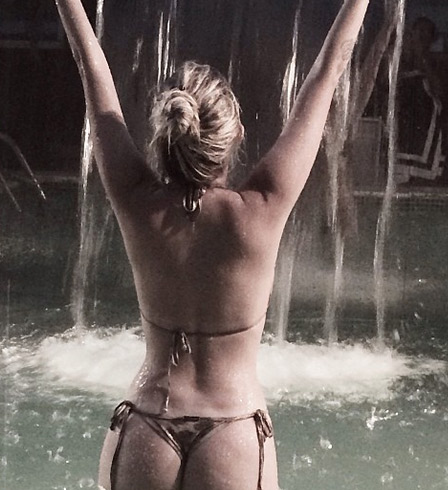 Bárbara Evans sensualiza em cascata de piscina debaixo de chuva