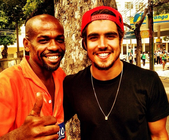 Caio Castro posa com gari Renato Sorriso