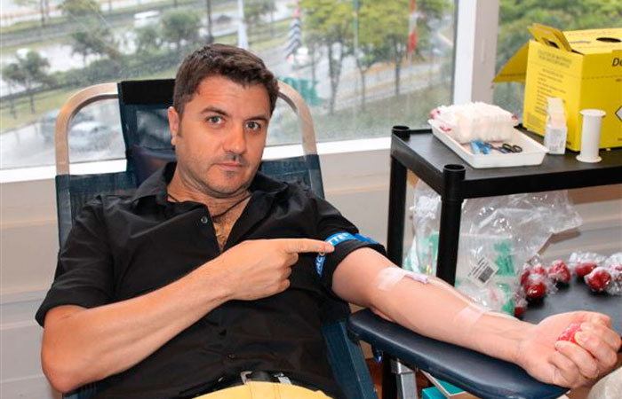 Mauricio Manieri mostra seu apoio à campanha de doação de sangue