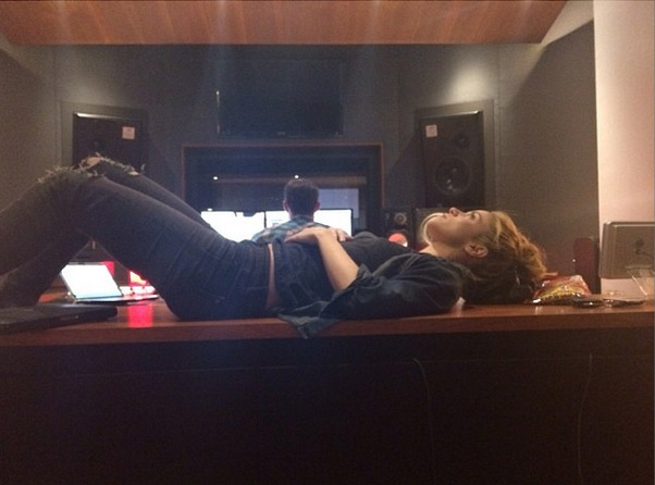 Shakira ouve música deitada na mesa do estúdio
