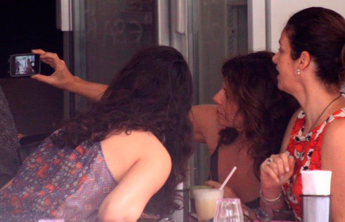 Debora Bloch almoça com amigas, no Rio