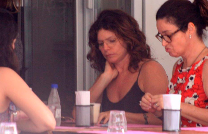 Debora Bloch almoça com amigas, no Rio