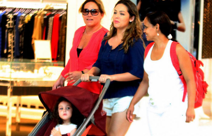 Tânia Mara passeia com Maysa em shopping no Rio de Janeiro