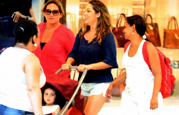 Tânia Mara passeia com Maysa em shopping no Rio de Janeiro