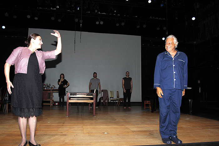 Antonio Fagundes no palco com a peça Tribos, no Teatro Tuca, em São Paulo.