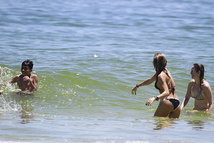 Grazi Massafera curte dia na praia