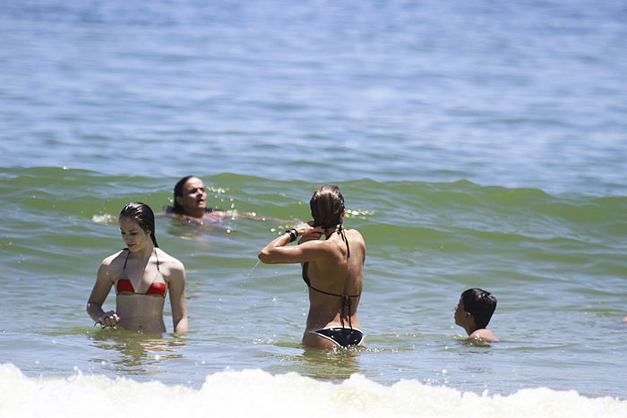 Grazi Massafera curte dia na praia