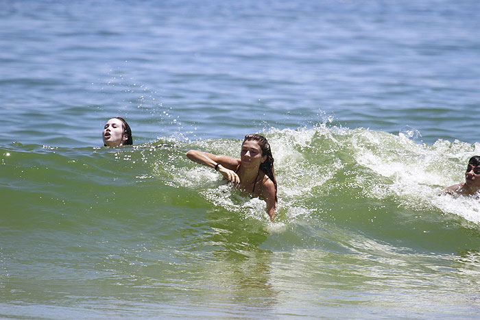 Grazi Massafera curte dia na praia