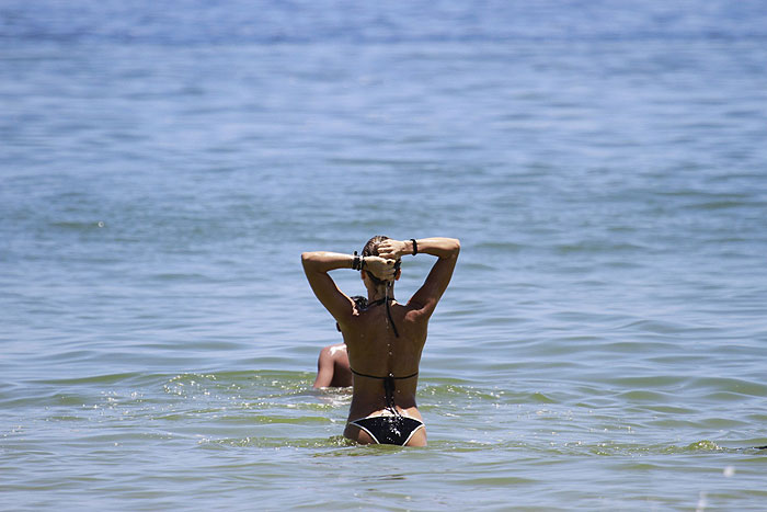 Grazi Massafera curte dia na praia