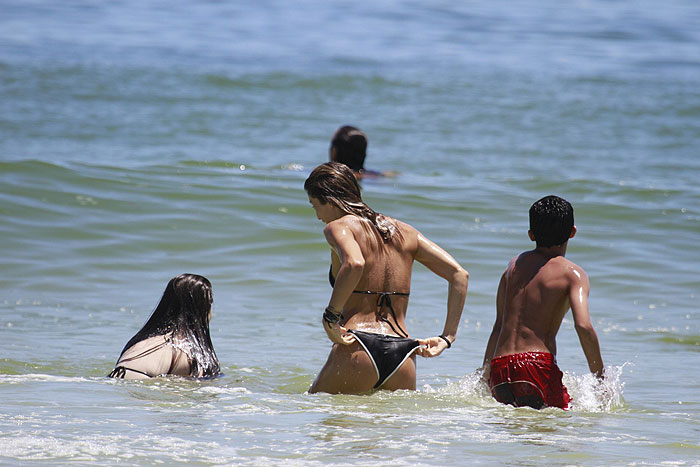 Grazi Massafera curte dia na praia