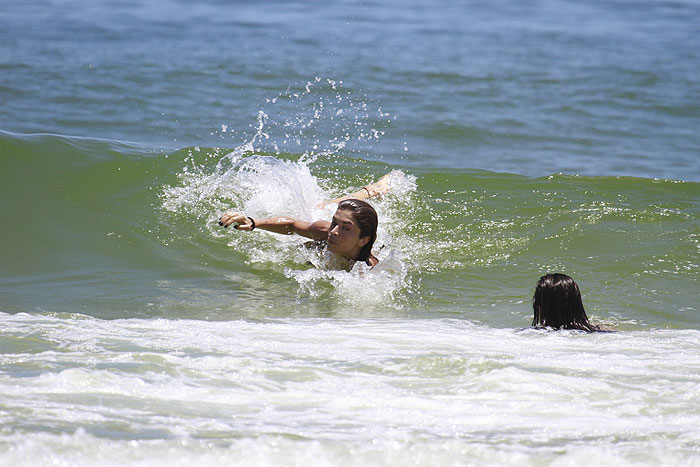 Grazi Massafera curte dia na praia