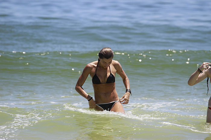 Grazi Massafera curte dia na praia